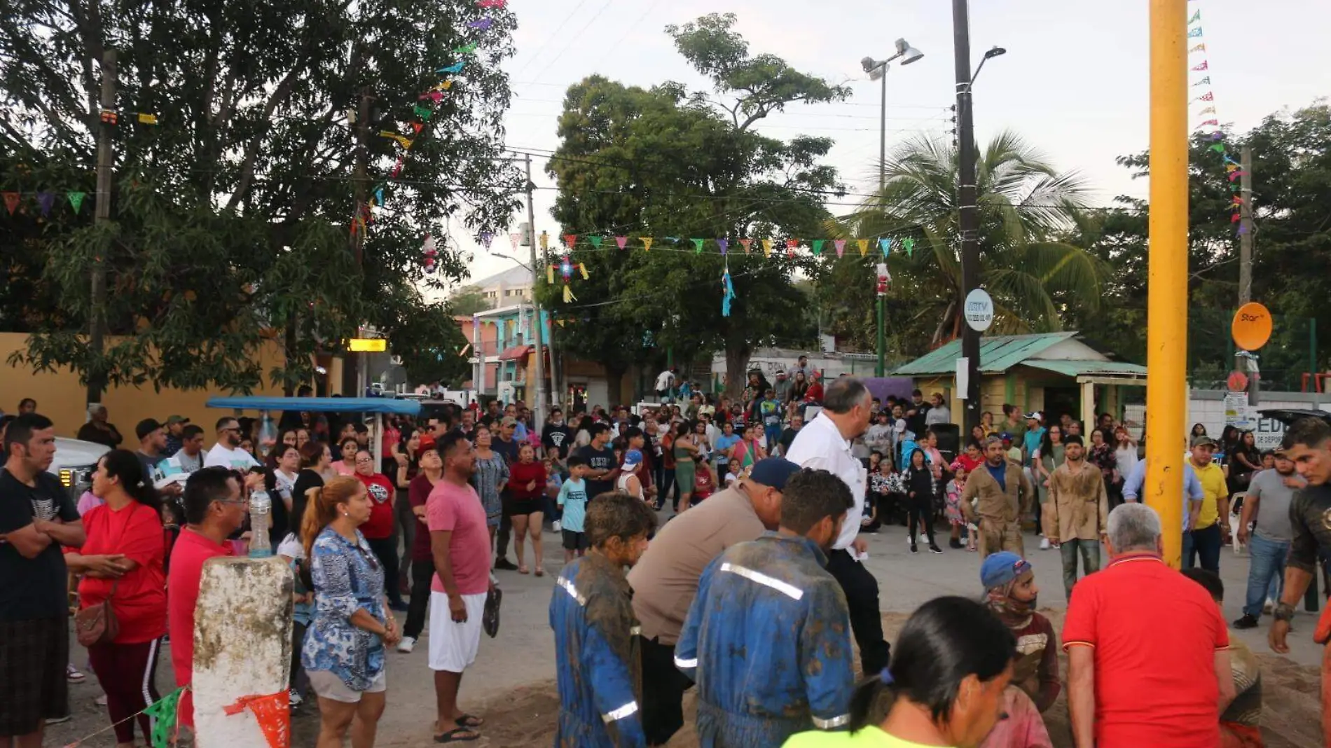 Se celebró sin contratiempos el tradicional concurso del palo ensebado